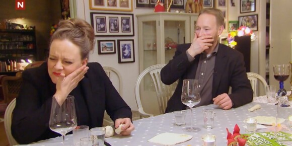 Kastet trolldeig i ansiktet til Henriette Steenstrup under julemiddag